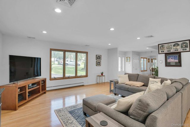 41 Cedar Ridge Lane, Dix Hills, NY 11746