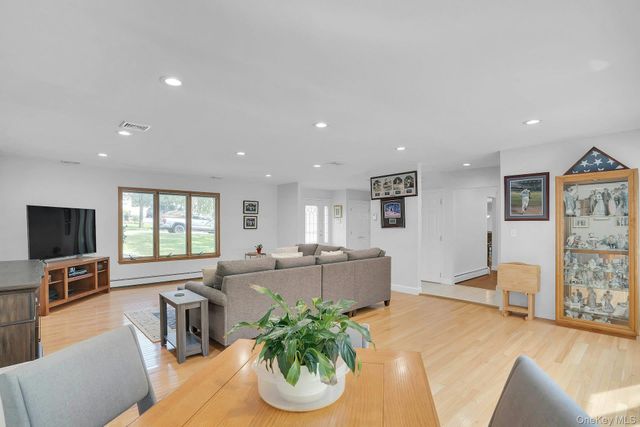 41 Cedar Ridge Lane, Dix Hills, NY 11746