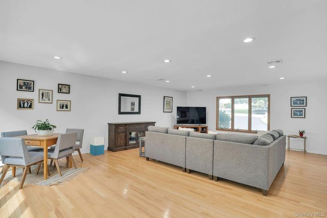 41 Cedar Ridge Lane, Dix Hills, NY 11746