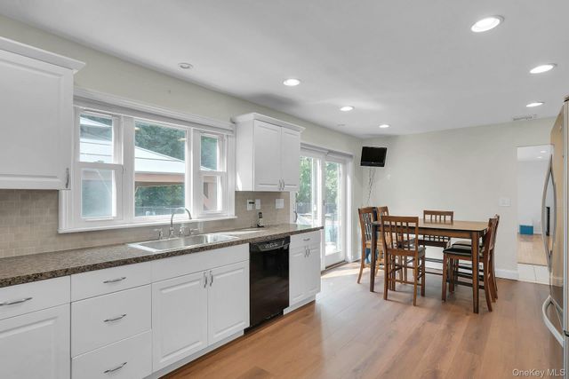 41 Cedar Ridge Lane, Dix Hills, NY 11746