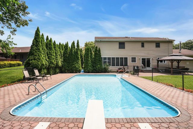 41 Cedar Ridge Lane, Dix Hills, NY 11746