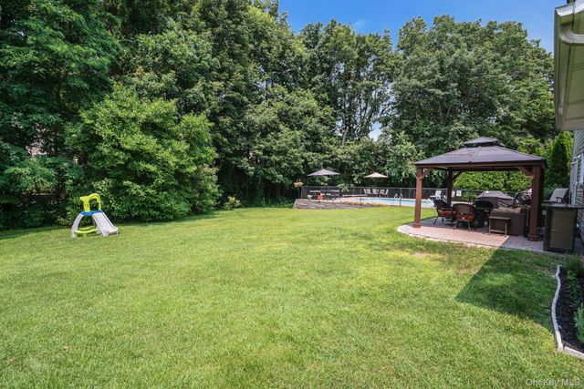 41 Cedar Ridge Lane, Dix Hills, NY 11746