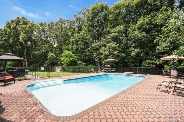 41 Cedar Ridge Lane, Dix Hills, NY 11746