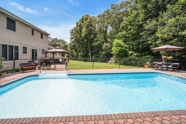 41 Cedar Ridge Lane, Dix Hills, NY 11746