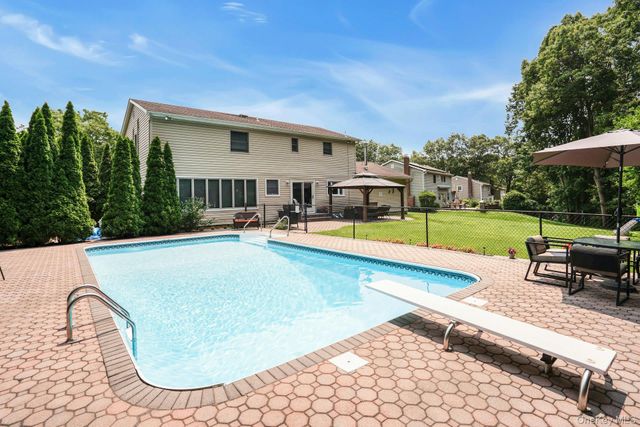 41 Cedar Ridge Lane, Dix Hills, NY 11746