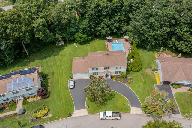 41 Cedar Ridge Lane, Dix Hills, NY 11746