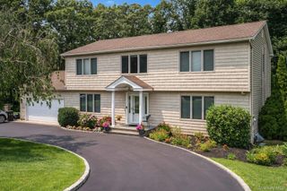 41 Cedar Ridge Lane, Dix Hills, NY 11746