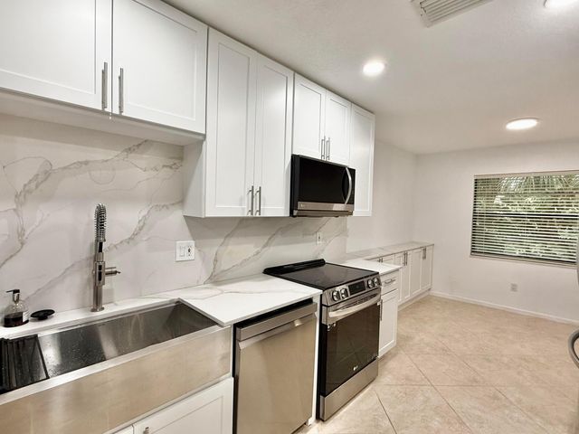 22 Westgate Lane 22h, Boynton Beach, FL 33436