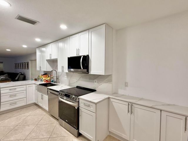 22 Westgate Lane 22h, Boynton Beach, FL 33436