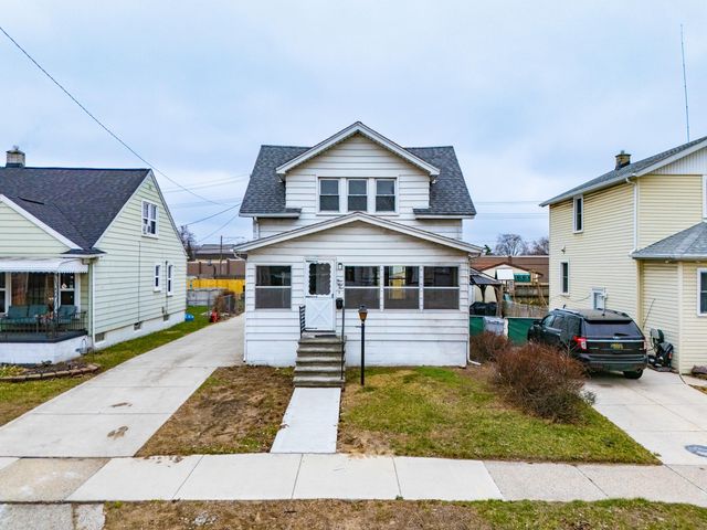352 E Goulson Avenue, Hazel Park, MI 48030