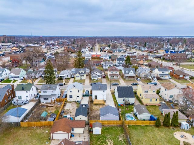 352 E Goulson Avenue, Hazel Park, MI 48030