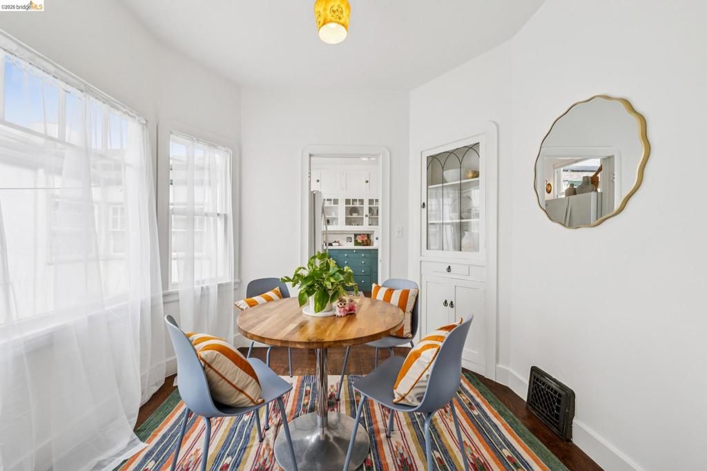 Image 15 of property listing at 534 534 Mira Vista Ave, Oakland, CA 94610