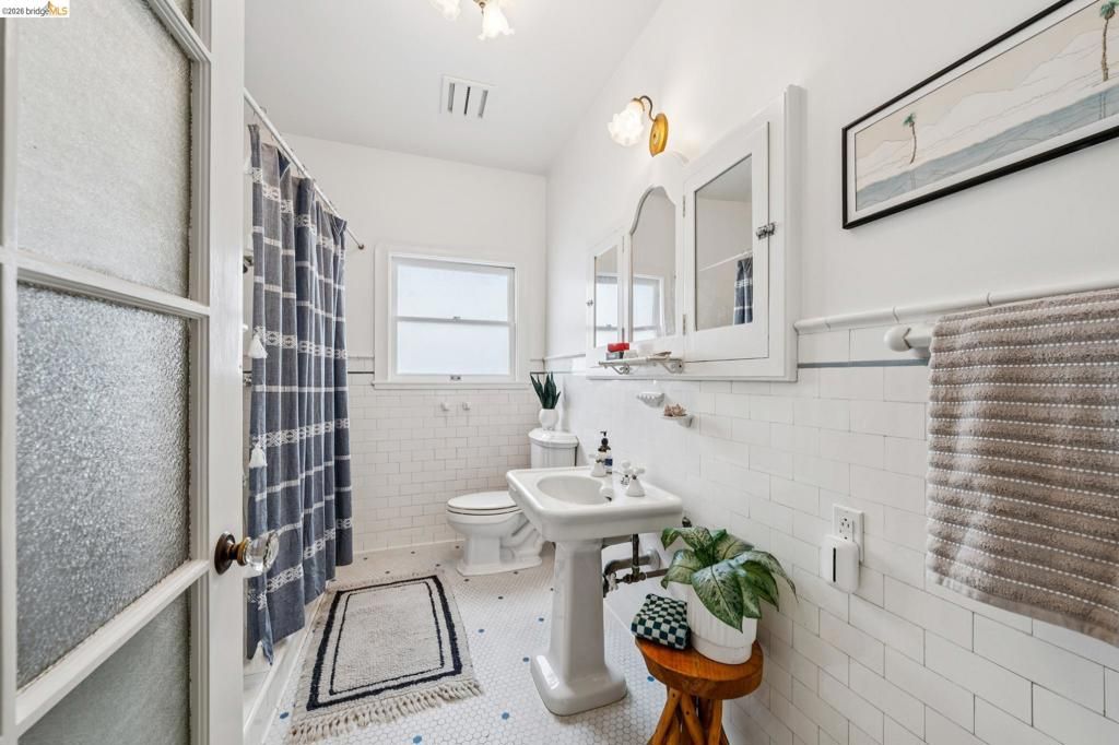 Image 16 of property listing at 534 534 Mira Vista Ave, Oakland, CA 94610