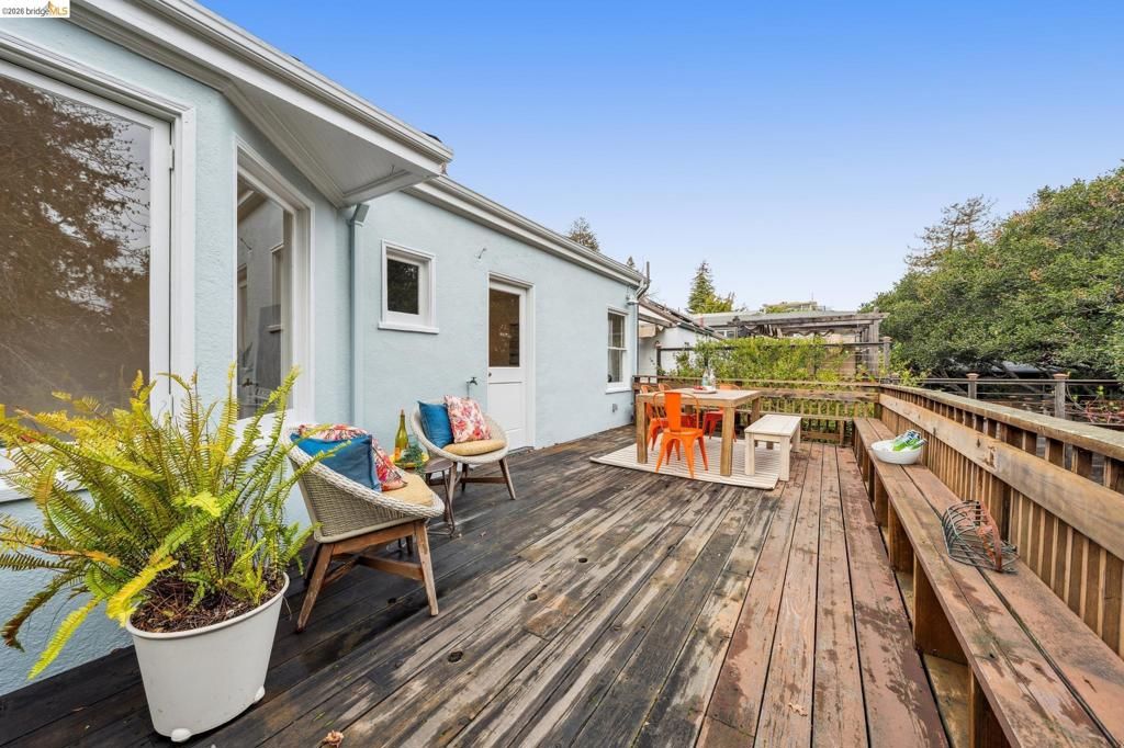 Image 25 of property listing at 534 534 Mira Vista Ave, Oakland, CA 94610