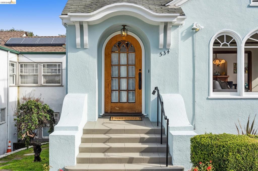 Image 3 of property listing at 534 534 Mira Vista Ave, Oakland, CA 94610