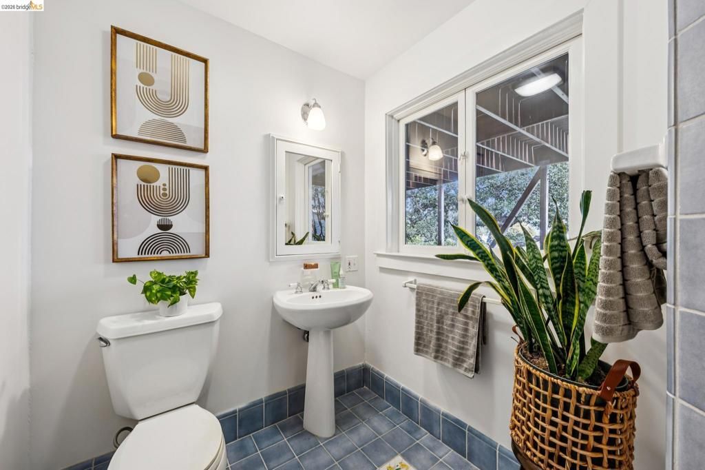 Image 30 of property listing at 534 534 Mira Vista Ave, Oakland, CA 94610