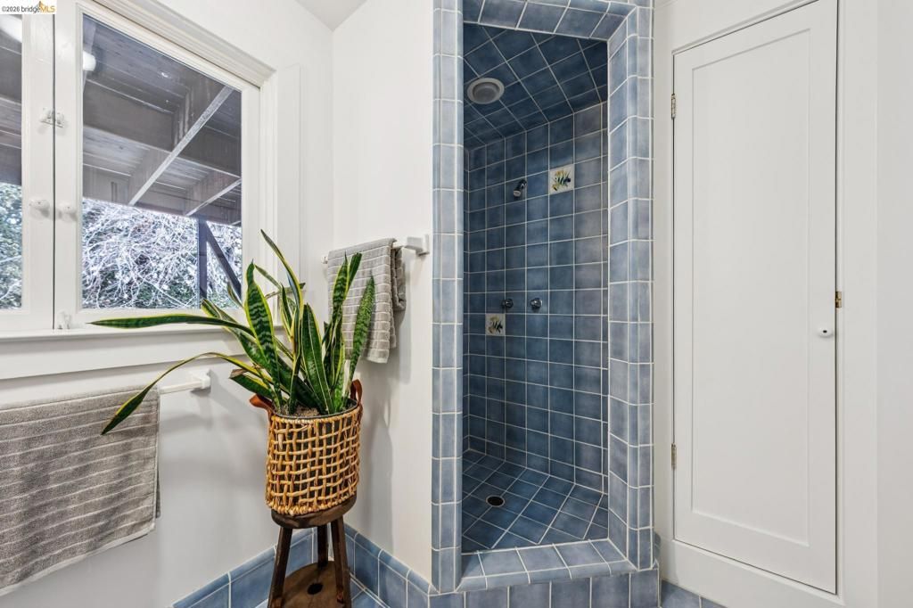 Image 31 of property listing at 534 534 Mira Vista Ave, Oakland, CA 94610