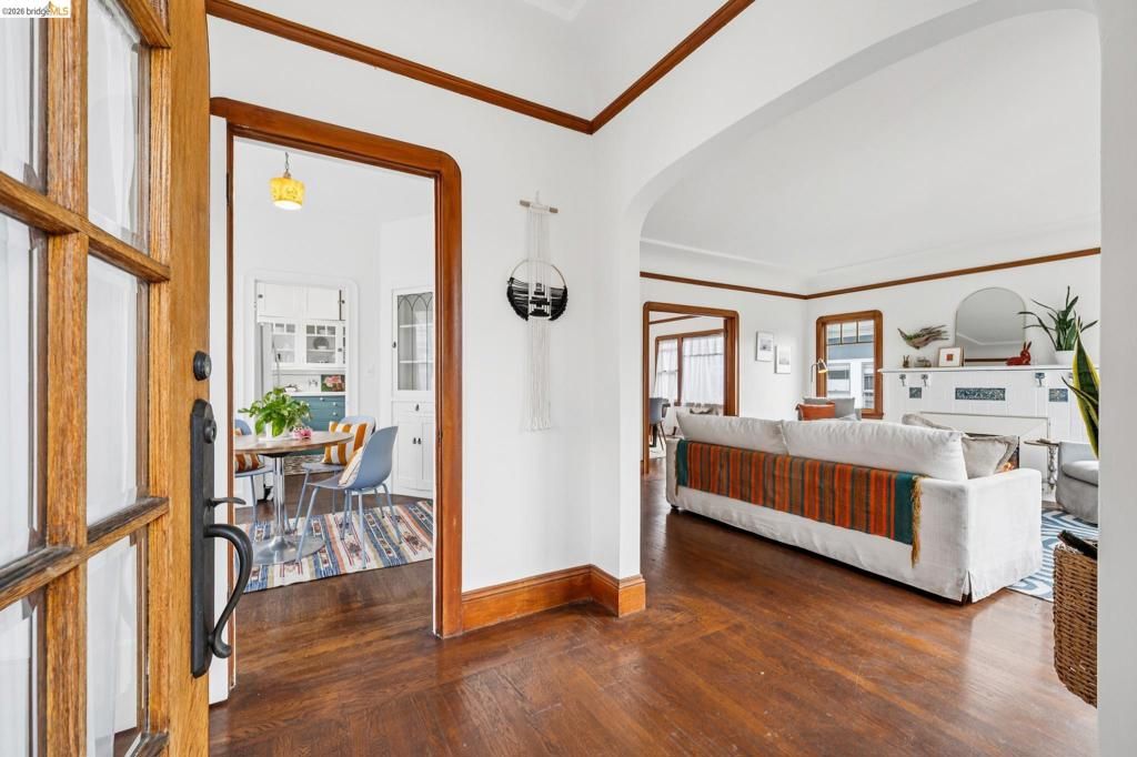 Image 4 of property listing at 534 534 Mira Vista Ave, Oakland, CA 94610