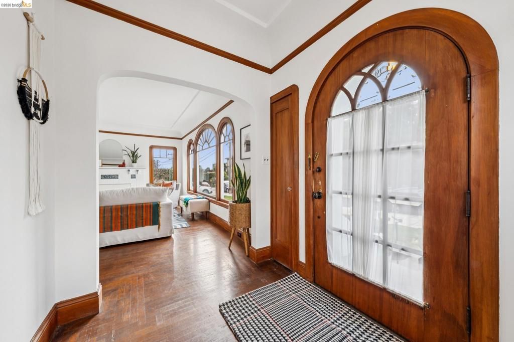 Image 5 of property listing at 534 534 Mira Vista Ave, Oakland, CA 94610