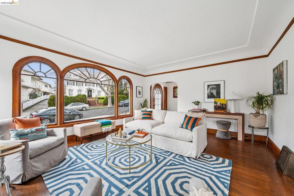 Image 8 of property listing at 534 534 Mira Vista Ave, Oakland, CA 94610