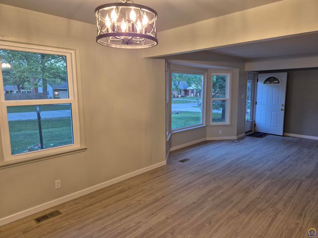 3213 SE Burton ST, Topeka, KS 66605