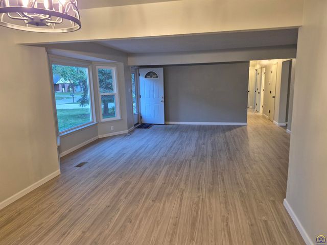 3213 SE Burton ST, Topeka, KS 66605