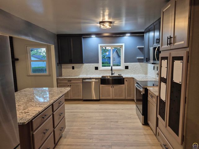3213 SE Burton ST, Topeka, KS 66605