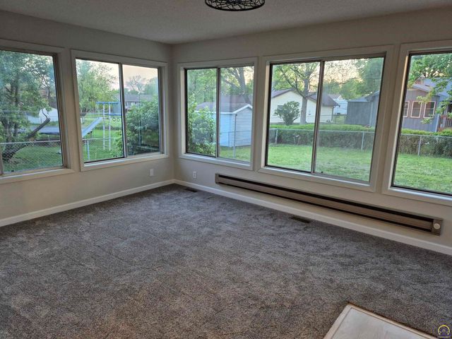 3213 SE Burton ST, Topeka, KS 66605