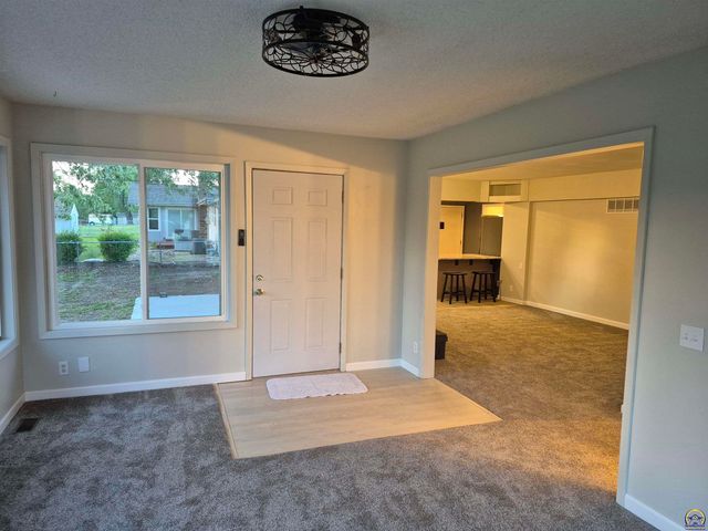 3213 SE Burton ST, Topeka, KS 66605