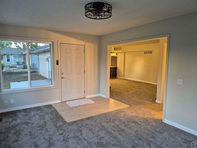 3213 SE Burton ST, Topeka, KS 66605