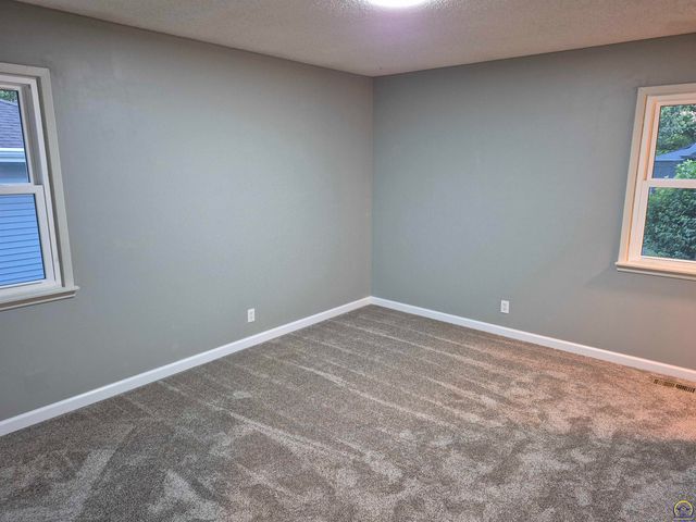 3213 SE Burton ST, Topeka, KS 66605