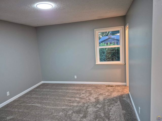 3213 SE Burton ST, Topeka, KS 66605