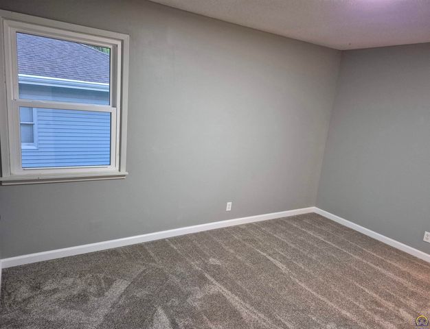 3213 SE Burton ST, Topeka, KS 66605