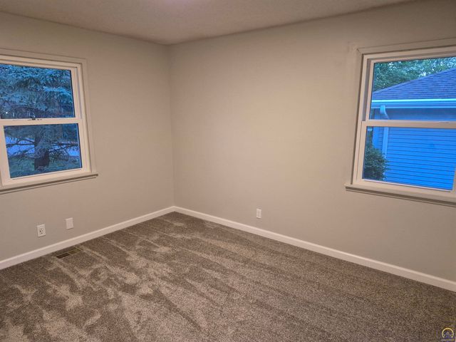 3213 SE Burton ST, Topeka, KS 66605