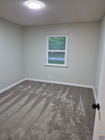 3213 SE Burton ST, Topeka, KS 66605