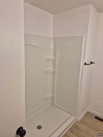 3213 SE Burton ST, Topeka, KS 66605