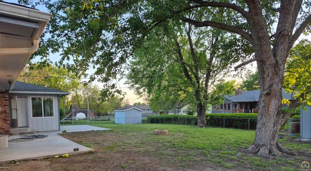 3213 SE Burton ST, Topeka, KS 66605