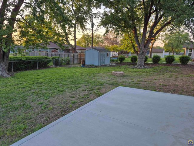 3213 SE Burton ST, Topeka, KS 66605