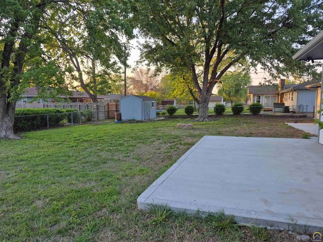 3213 SE Burton ST, Topeka, KS 66605