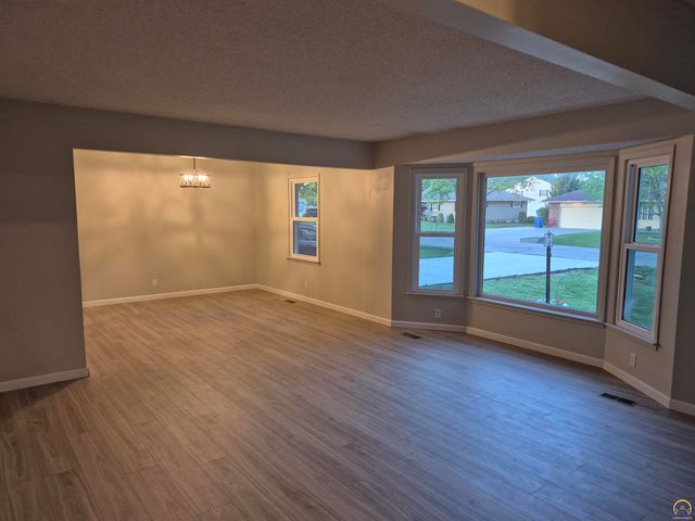 3213 SE Burton ST, Topeka, KS 66605