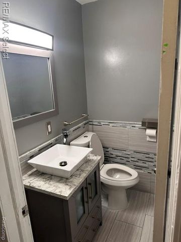 1947 E Laurel Oak Drive Drive, Flint, MI 48507