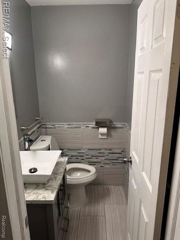 1947 E Laurel Oak Drive Drive, Flint, MI 48507