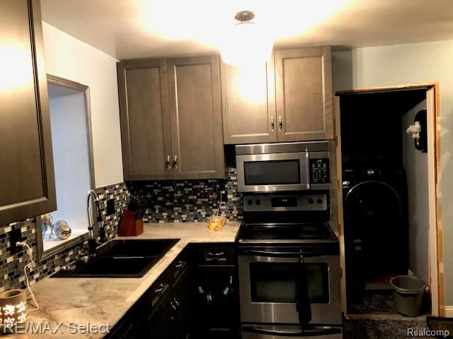 1947 E Laurel Oak Drive Drive, Flint, MI 48507