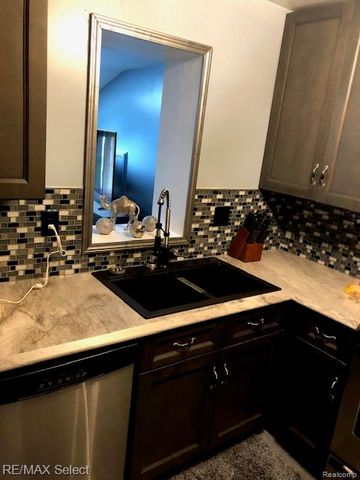 1947 E Laurel Oak Drive Drive, Flint, MI 48507