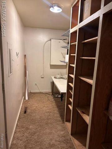 1947 E Laurel Oak Drive Drive, Flint, MI 48507