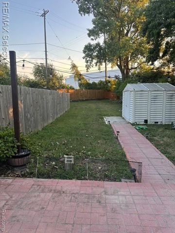 1947 E Laurel Oak Drive Drive, Flint, MI 48507