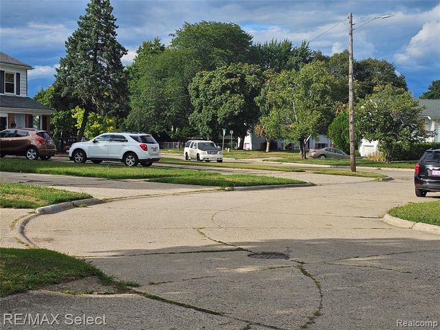1947 E Laurel Oak Drive Drive, Flint, MI 48507
