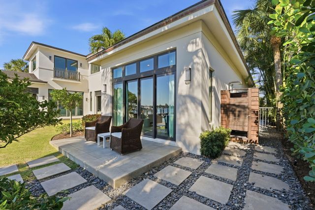 825 W Oyster Lane, Lantana, FL 33462