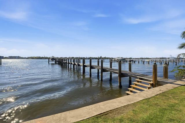 825 W Oyster Lane, Lantana, FL 33462