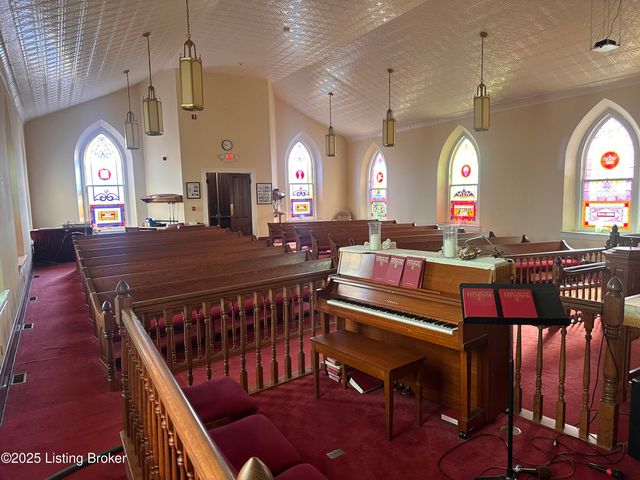 9801 Cooper Church Dr, Louisville, KY 40229